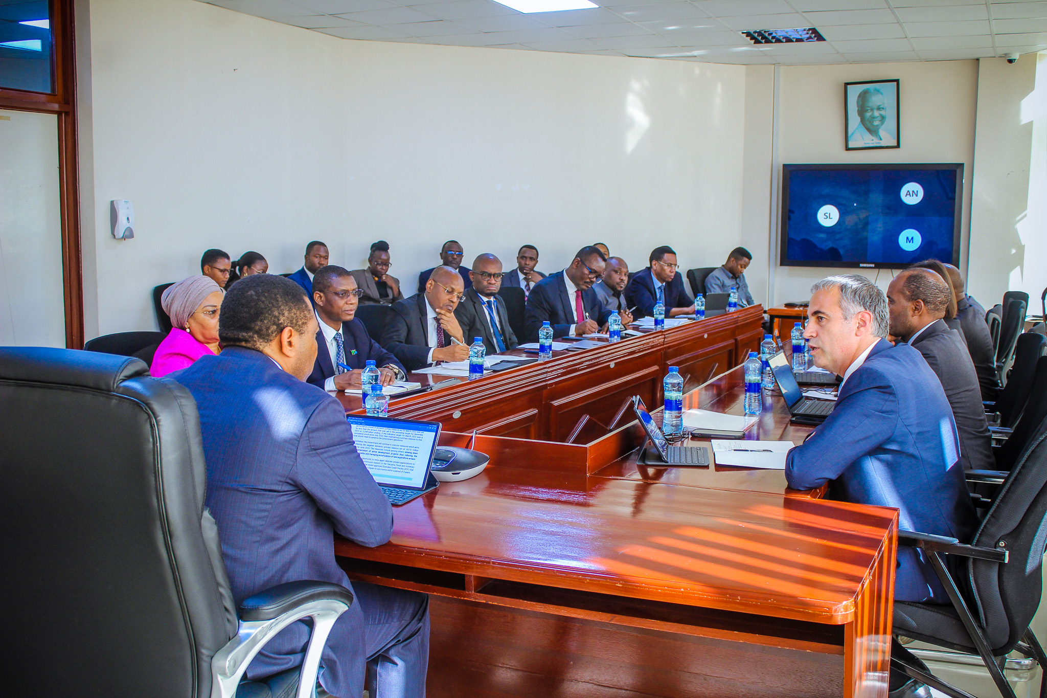 Waziri wa Fedha na Mipango, Mhe. Dkt. Mwigulu Lameck Nchemba (Mb) akifungua kikao cha wataalamu wa Wizara hiyo na Shirika la Fedha la Kimataifa (IMF).